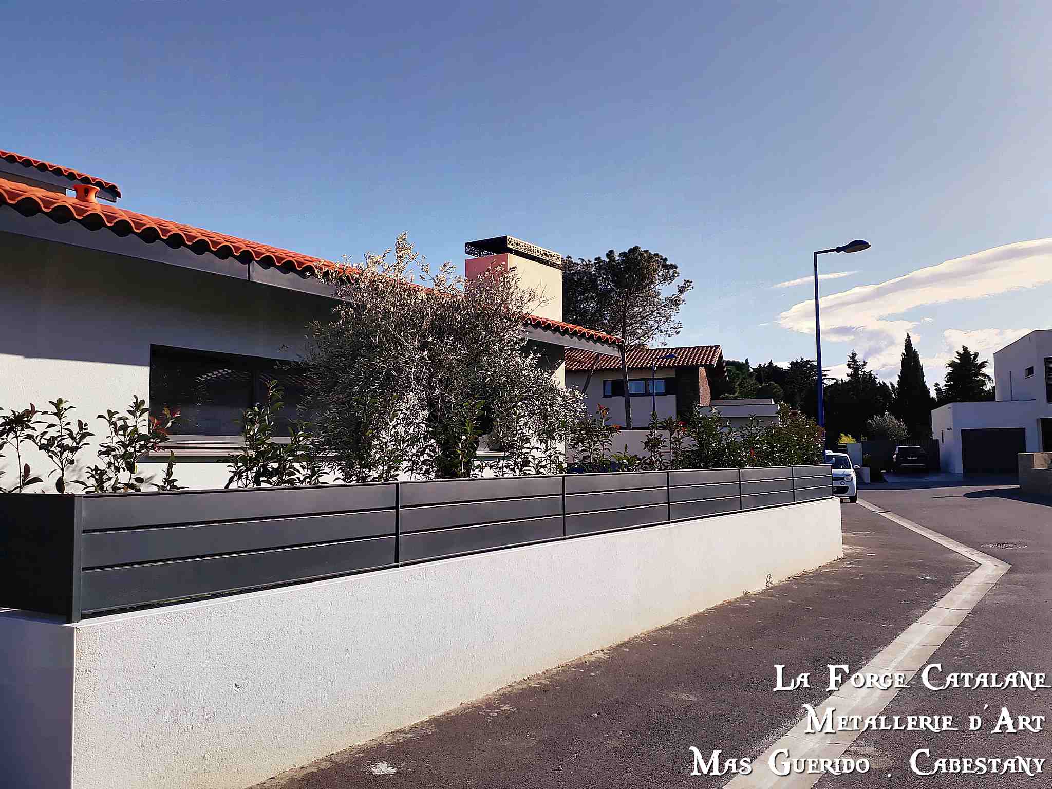 cloture sur muret tole caissonnee thermolaque fer forge catalane cabestany (2).jpg